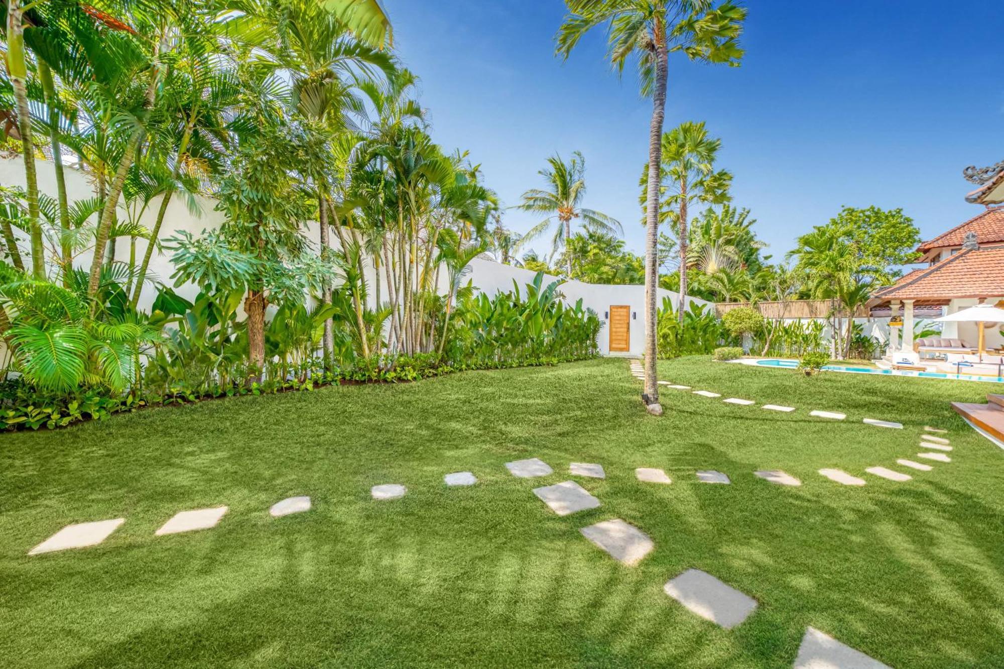 Villa Cologne - 6 Bdr Villa, 2 Private Pools & Huge Garden, Walk To The Beach Seminyak  Ngoại thất bức ảnh