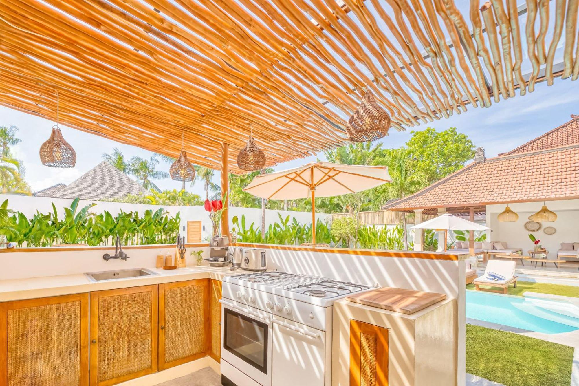Villa Cologne - 6 Bdr Villa, 2 Private Pools & Huge Garden, Walk To The Beach Seminyak  Ngoại thất bức ảnh